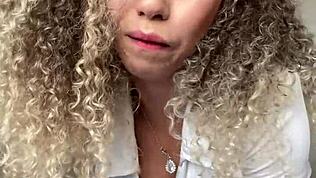 Loira Gostosa con culo gigante provoca su agujero apretado para el vecino. Gotea y la doblan para un doggystyle salvaje