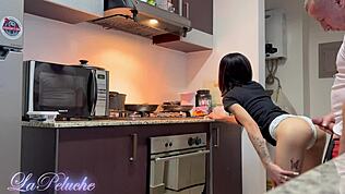 继女摇晃的屁股从继父偷偷的手淫中得到射精