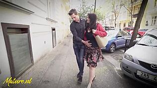 Rondborstige milf krijgt hulp van GROTE PIK voor verstuikte enkel