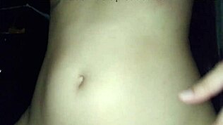 Minha Ensaia Me Acaricia o Pau Antes de Me Montar Forte. Ela é uma Vaqueira Sexy neste Vídeo Caseiro Real!