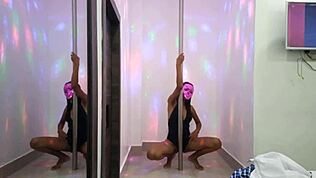 Jeg fikk denne hete brune studentinnen til å danse så sexy for meg