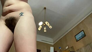 Cette ado poilue exhibe sa grosse touffe dans une démo de culotte.