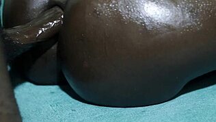 Close-up anální creampie s amatérskou ebonkou v syrové akci