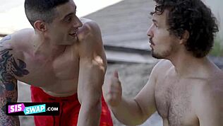 Vau! Mladi kurve se kvasi u tušu i mole velike polubraću da se pridruže za divlju zabavu