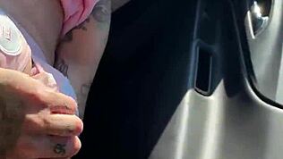 Javna golota skoraj ujeta igra v avtu z ogromnimi joškami