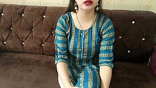 義兄がホットな義妹と激しくフラートして、激しいヒンディファックで本物のクライマックスに達する！