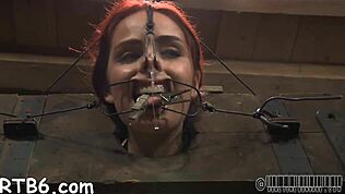 Ustożkowana laska z zakleszczonymi sutkami dostaje dzikiego ostrego rżnięcia