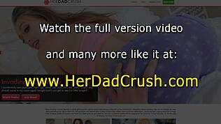 Liten kinky tonåring 18+ i uniform ger blowjob till monsterkuk med pov-fetisch