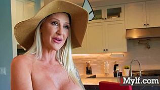 Milf tauscht dicke Titten gegen Nachbars Hilfe bei Hausarbeit