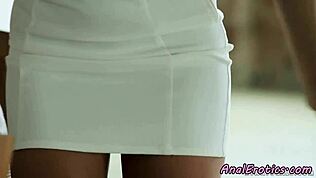 מילף מדהימה נהנית מזיון אנאלי עמוק בסצנה צפופה וסקסית