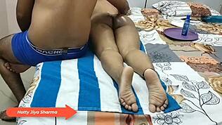 ओएमजी! जिया भाभी को सेक्सी इंडियन लड़के से फुल बॉडी मसाज का मजा आया!