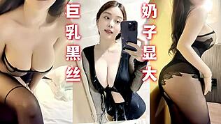中国人美女が巨乳で黒ストッキングを履いて家で揺らす