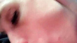 Straat hoer beheerst diepe keel en slikt enorme lading