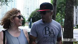 Кръшната Сара Джей увива дебели бедра около King Noire?