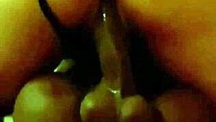 Καυτή γυναίκα σκύβει για στυλ σκυλάκι sharing