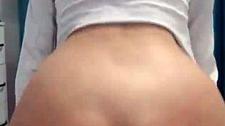 Estudante sueca 18+ cavalgando pau no dormitório