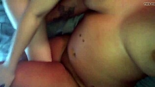 Femme et copine couvertes de sperme après plan à trois