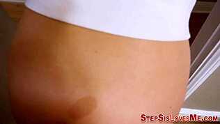 Блондинка тийн получава твърдо чукане отзад в HD