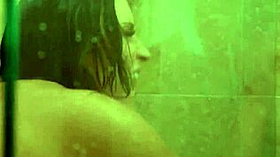 Yo, Alyssia i Kelsey walczą w prysznicu o brudnego twardego kutasa.