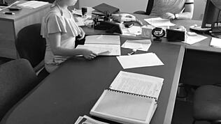 เบสเย็ดเลขานุการตัวเล็กบนโต๊ะออฟฟิศด้วยกล้องลับ