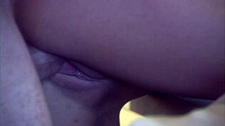 בריטני סקיי מזיינת חזק כדי להתחמם במיטה