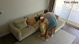 Untreuer Ehemann schleicht sich an Babysitter für verbotene Süßigkeiten