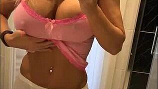 ソフィー・ジェームズ熟女がパンストニーハンで完璧ボディ披露