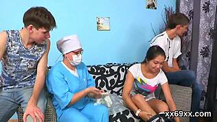 Kluk pomáhá s kontrolou panenství a tvrdě šouří pannu nympho