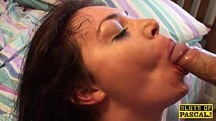 Anglická kurva sa ohýna na drsné dusenie mužským domom, vibrator a roztváranie pičky