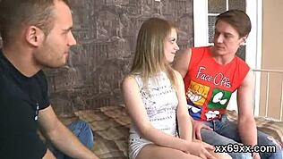 我看着医生检查并猛干处女女孩