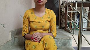 कामवाली बोलती है ज्यादा पैसे के लिए कुछ भी करेगी! गंदी हिंदी बातें करते हुए बाहर बड़ी गांड चोदी। 😈