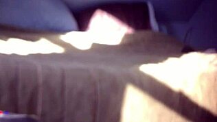 Mă ascund aici, mă masturb cu jucării și dildo până la orgasm.