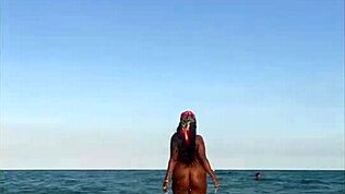 Dag på stranden med ebony milf titter og rumpe