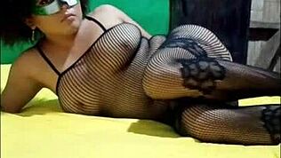 أختي بالملابس الداخلية تطلع على السرير وترقص بإغراء في فيديو منزلي