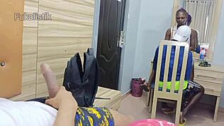 Crnkinja vara sa velikim kurcem u spavaćoj sobi