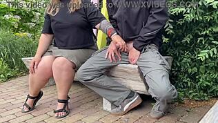 Sexy nieznajoma milf pozwoliła mi skończyć w parku na ławce, co za podniecenie