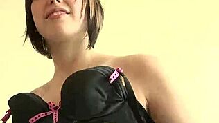 فتاة جامعية تلمس نفسها في الدش أثناء جلسة اختبار ساخنة