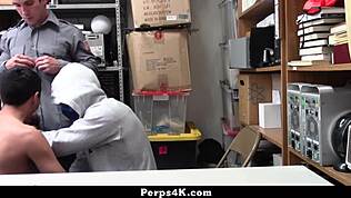 О боже, пойманы дерутся в торговом центре и наказаны гей-охранником... так интенсивно