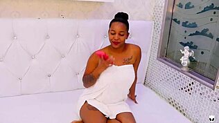 Consuelo a Khalessi69 y terminamos en sexo salvaje con mi mejor amiga! 😘