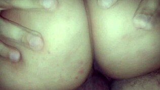 Min fru pratar med vän i grupp om stora fitta-läppar, pattar, rumpa, naturliga pattar