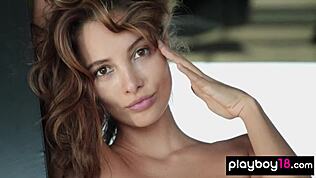 Zayıf Kolombiyalı Calypso Muse soyunup tıraşlı amcığını doğal memelerini gösteriyor