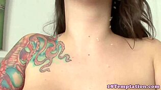 Großbusige Stiefmutter wichst und titfickt in heißem Rollenspiel POV