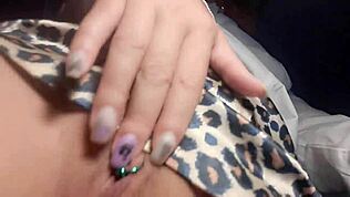 Milfka zkoumá svý tělo v sólové akci