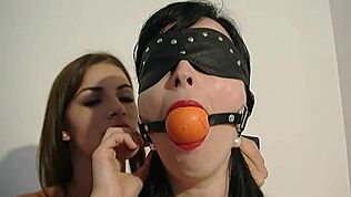 Sindy Black fesselt mich und klemmt meine Titten so hart in Bondage!