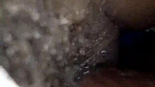 Pretiahnutie s nohavicami na sebe, moja čierna spolubývajúca ma dostala do šialenstva s mokrou mačičkou v internáte!