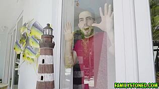 Ne morem se upreti polsestri, ki se sklanja s svojo ritjo za pastorkov kurac