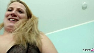 젊은 스터드에게 걸린 곡선미 넘치는 독일 주부의 섹스 보고 싶어?