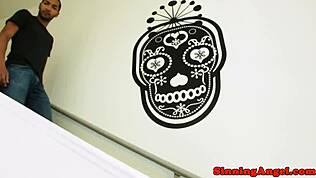 Mladá kočka s malýma kozama dostane pořádnou nakládačku od obrovskýho klacka na pejska