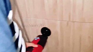 פינאית נתפסה בשערורייה בחדר השירותים ועזרו לה