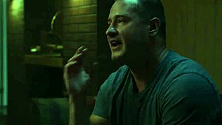 Sexiga blondinen Skye Blue exploderar i sminksex med maken!